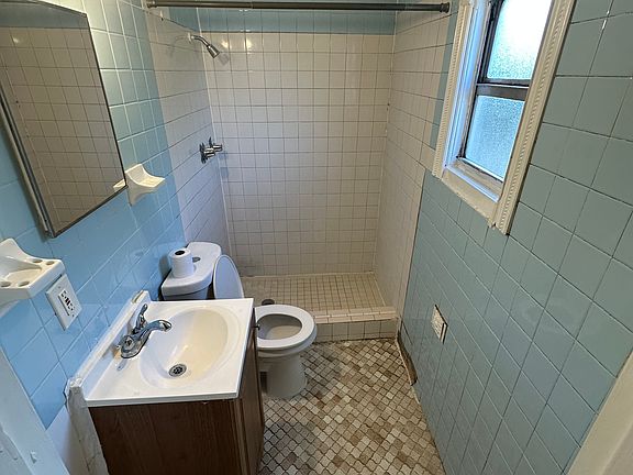 5th image of 1105 E Bird St APT 3