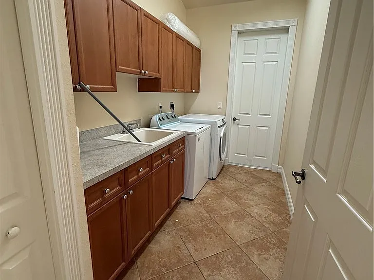 217 NE 21st Pl — Photo 34