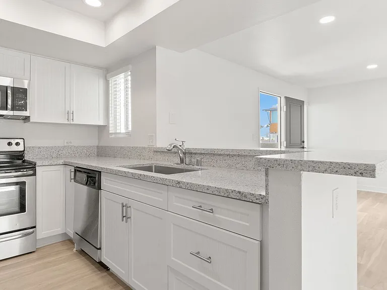 921-933 Seacoast Drive — Photo 6