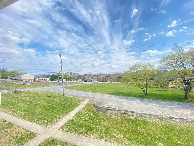 211 College Dr — Photo 14