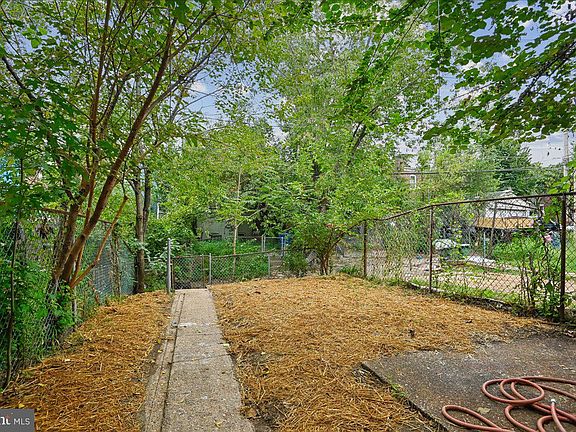 4th image of 806 Stoll St