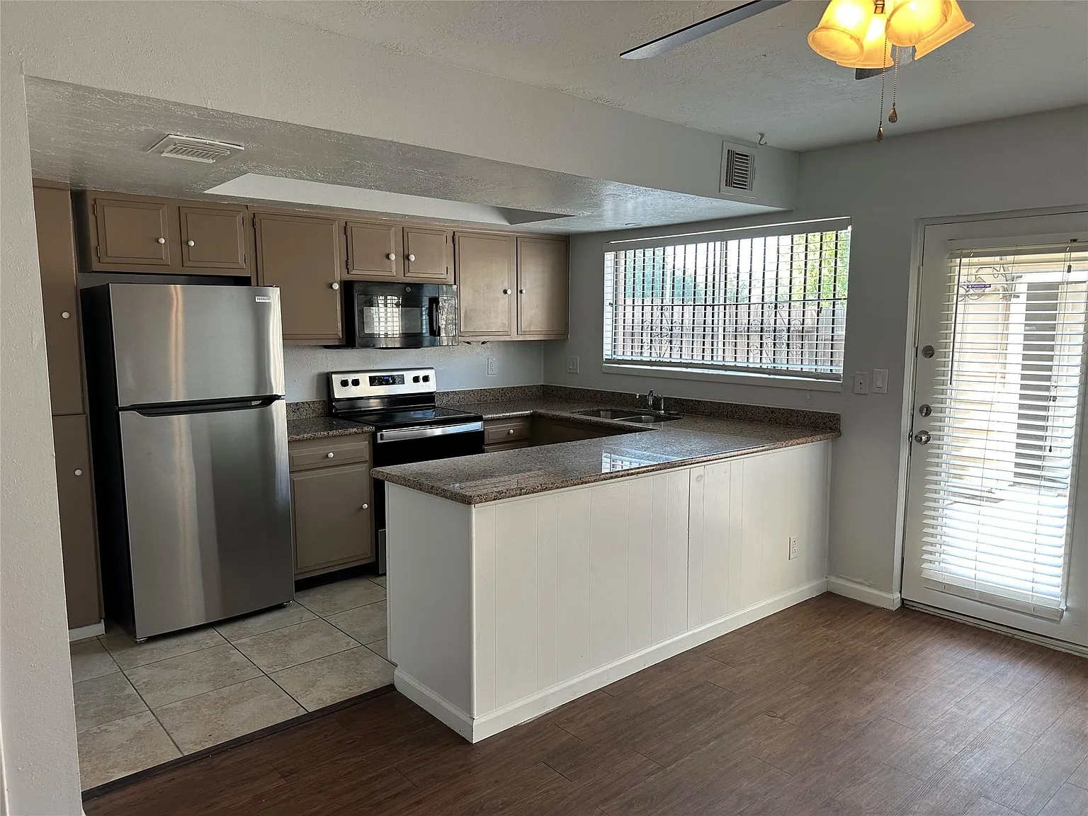 2 bed, 1.5 bath, 1056 sqft, $1,250 — Photo 1