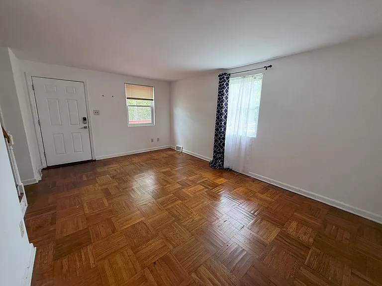 44 Madison Dr — Photo 3
