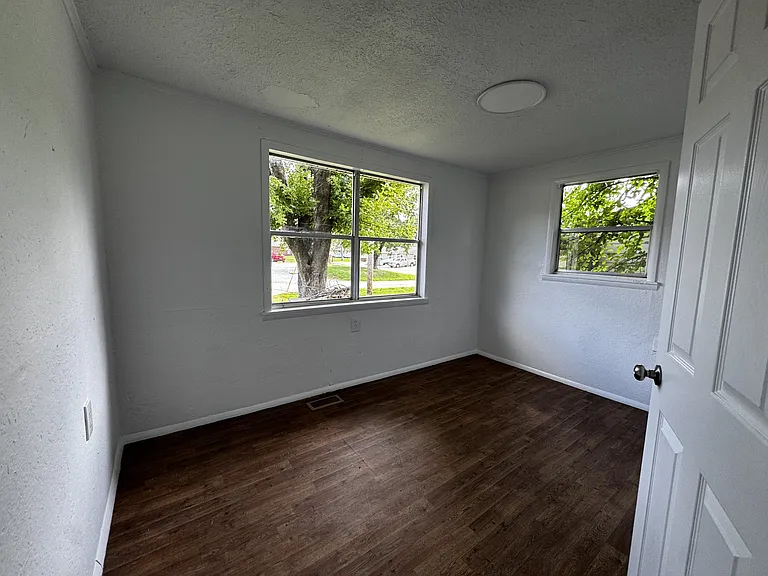 409 E Redwood St — Photo 10