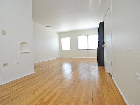 2nd image of 1920 Biarritz Dr APT 4