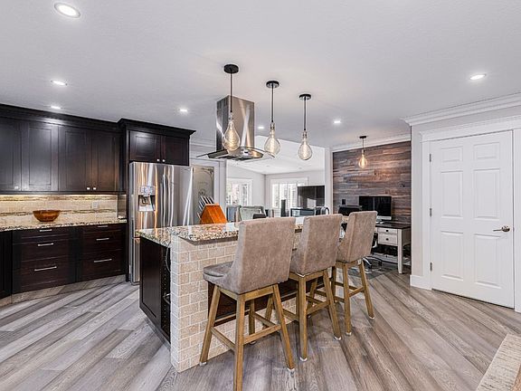 4th image of 1044 Hawthorne Circle