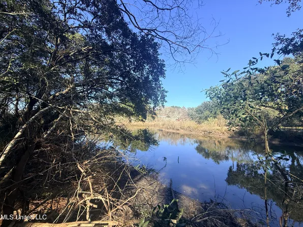 3601 Ling Dr, Gautier, MS 39553