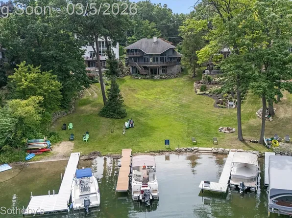 1745 Ridge Rd, White Lake, MI 48383