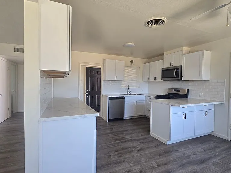 1200 W Water St — Photo 5