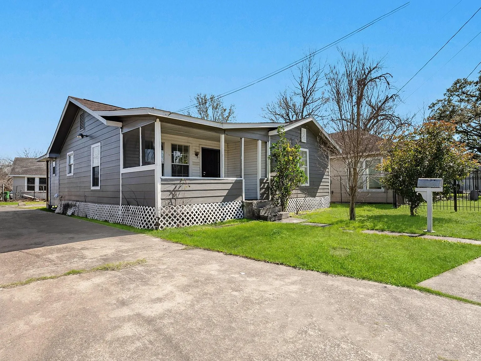 3 bed, 1.0 bath, 983 sqft, $1,200 — Photo 2