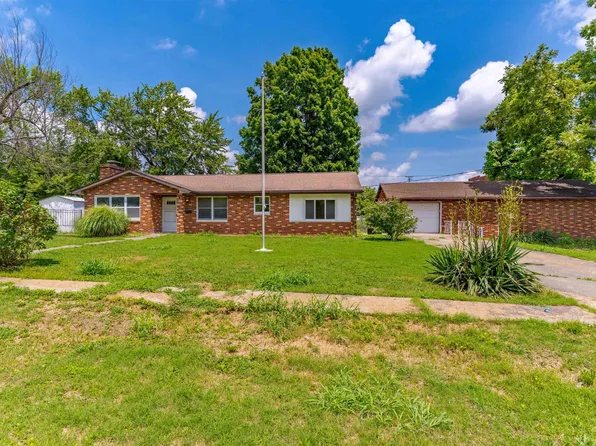 131 W Oak St, Oakland City, IN 47660