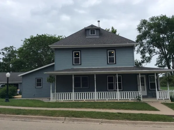 107 Tyler St NE, Cascade, IA 52033