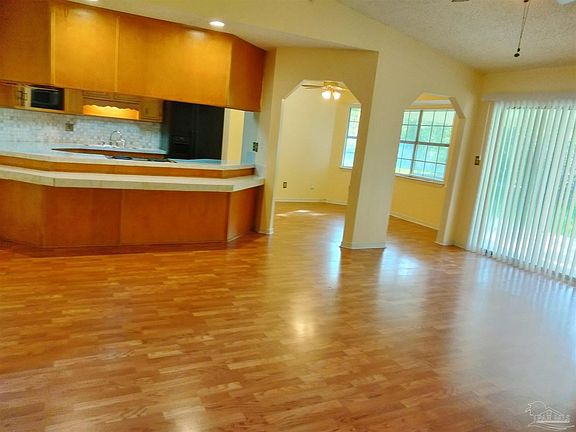 4th image of 1015 Willow Lake Cir