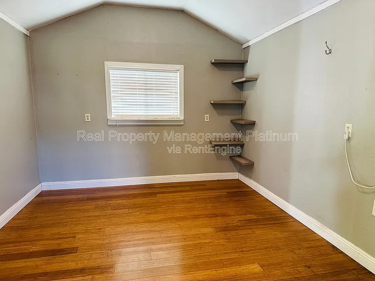 9077 N Fowler Ave — Photo 18