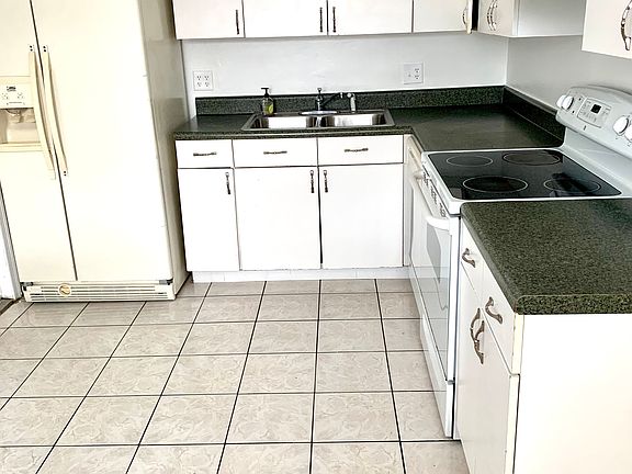 2nd image of 138 NE 1st Ct #138