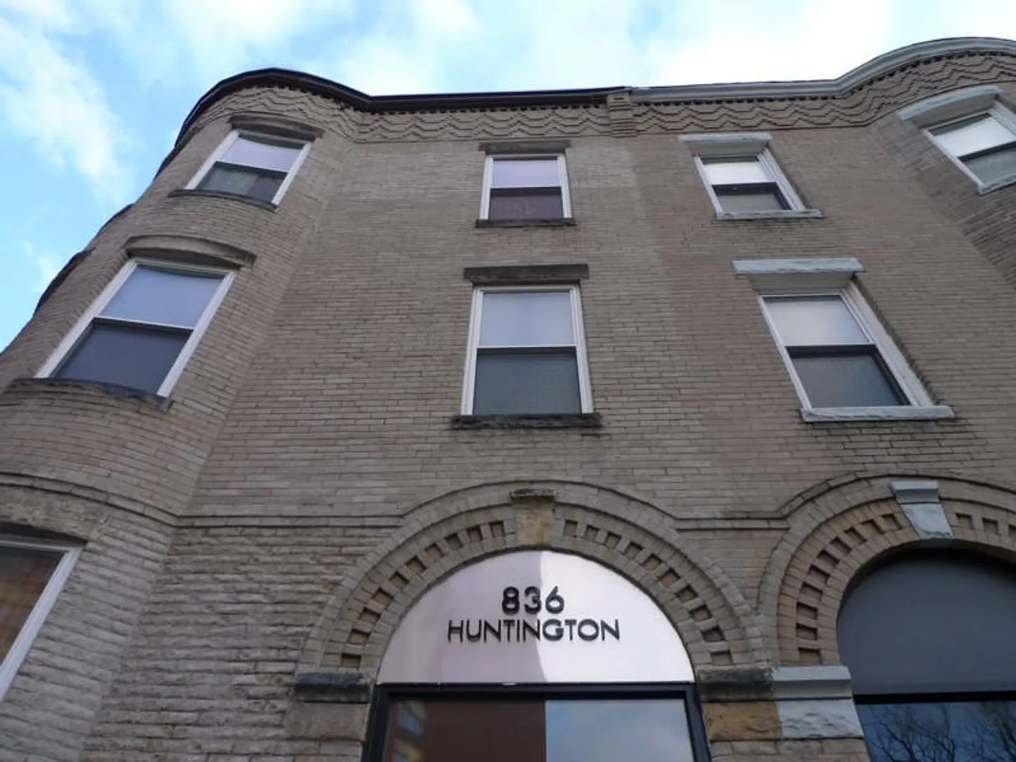 NIce 4 bed in Mission Hill — Photo 2