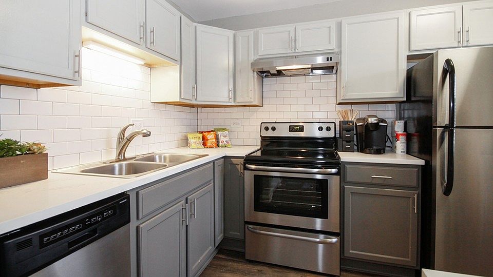 1st image of 301 W 59th St #211-211-16