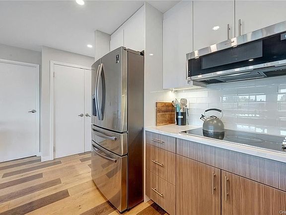 5th image of 100 High Point Dr Unit Penthouse 7