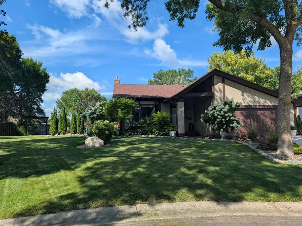 7471 Saratoga Dr, Chanhassen, MN 55317