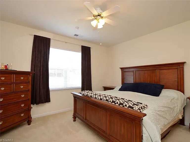 Master Bedroom: 1st Floor