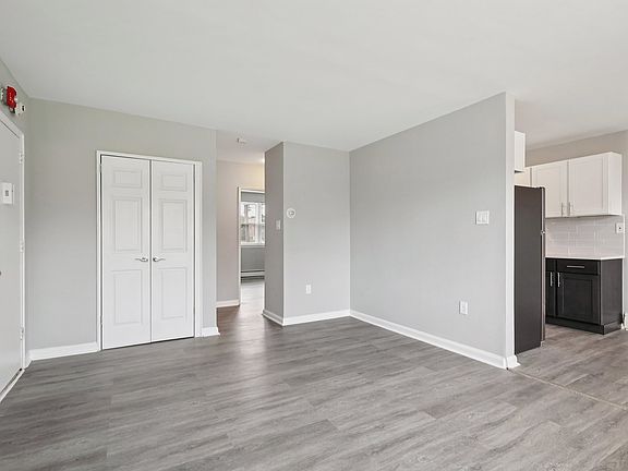 Step into comfort at Mt. Vernon Apartments, where modern design meets functionality. Enjoy an open floor plan, stylish interiors, and ample natural light, perfect for your lifestyle. Schedule a tour today and make this your new home!