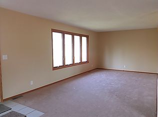 610 E Maple St, Sutton, NE 68979