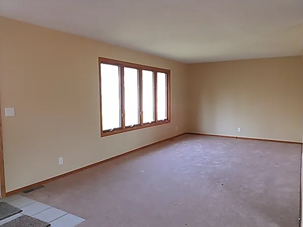 610 E Maple St, Sutton, NE 68979