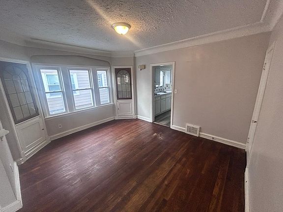 4th image of 1478 Sherbrook Rd #L