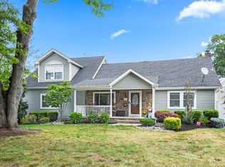 40 Tanglewood Ln, Colonia, NJ 07067