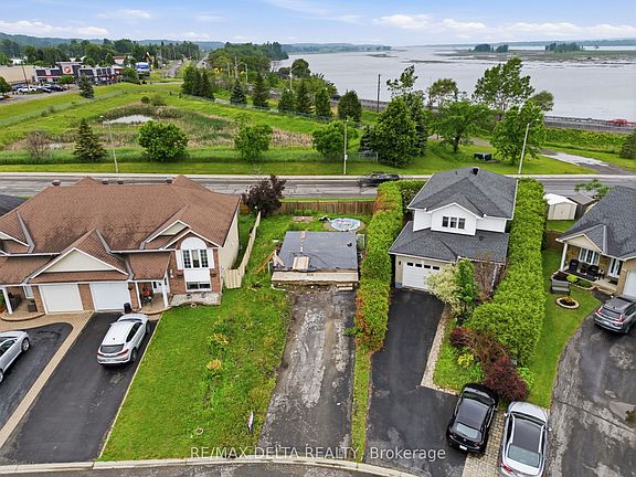 3rd image of 2165 Cecile Cres