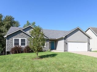 2208 Hidden Valley Dr, Tonganoxie, KS 66086