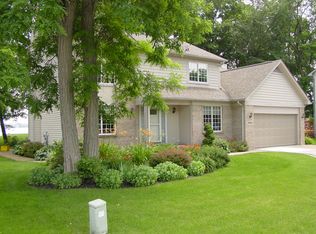 639 Woodcreek Dr, Waterford, MI 48327