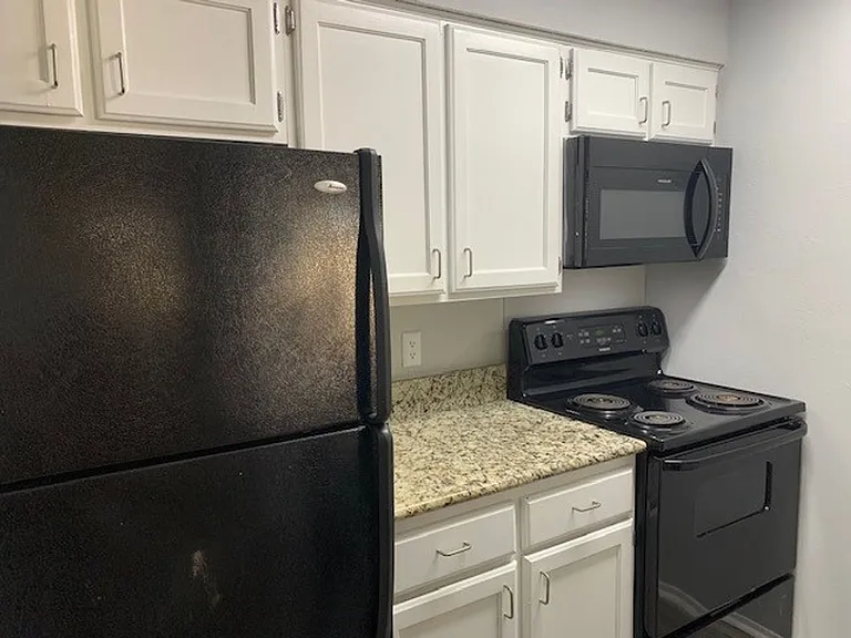 Madeira Apartments at Live Oak — Photo 18