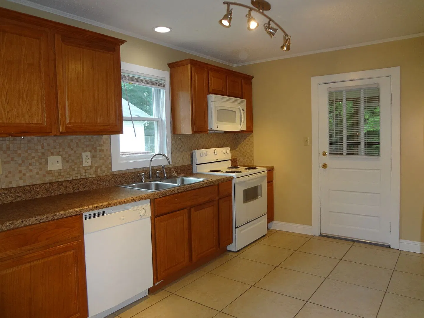2 Bedroom Prime Student Location- Available August 2027 — Photo 4