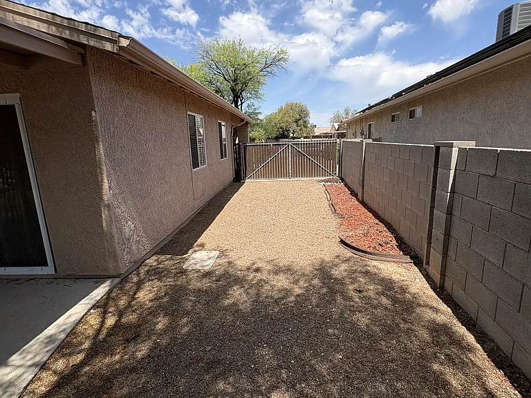 Double entry gate side yard