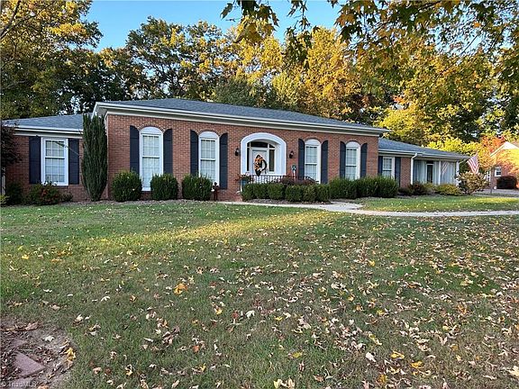 5th image of 306 Pineview Dr