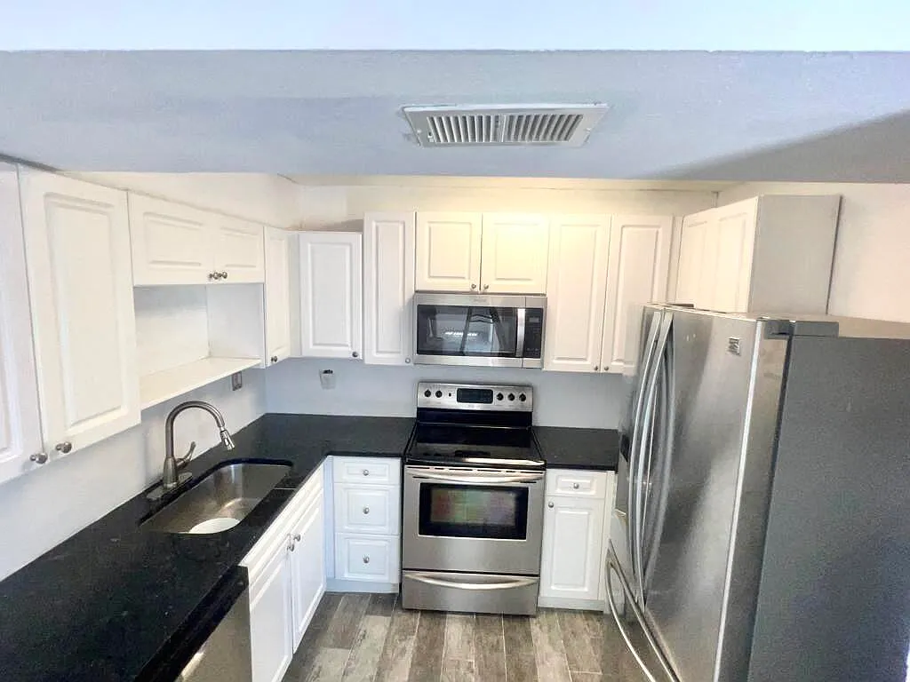 3 bed, 3.0 bath, 1364 sqft, $3,000 — Photo 3