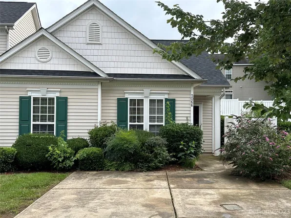 1066 Phil Oneil Dr, Charlotte, NC 28215