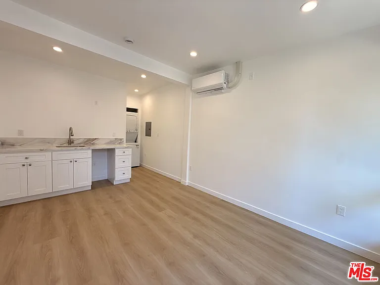 540 Indiana Ave #5 — Photo 2