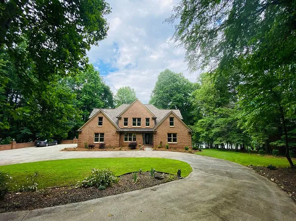 275 Waters Edge Ln, Newnan, GA 30263