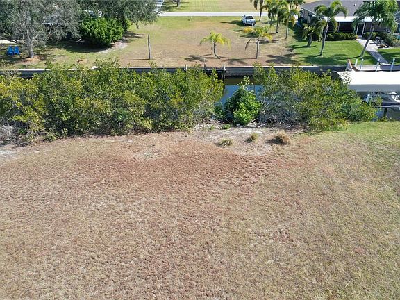 3rd image of 2702 Larkspur Dr