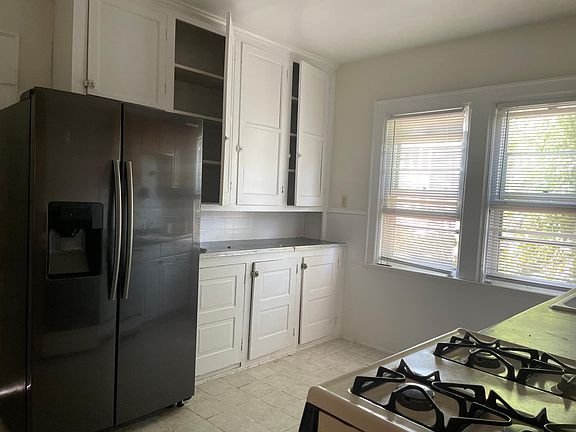 5th image of 267 Humboldt Pkwy #1
