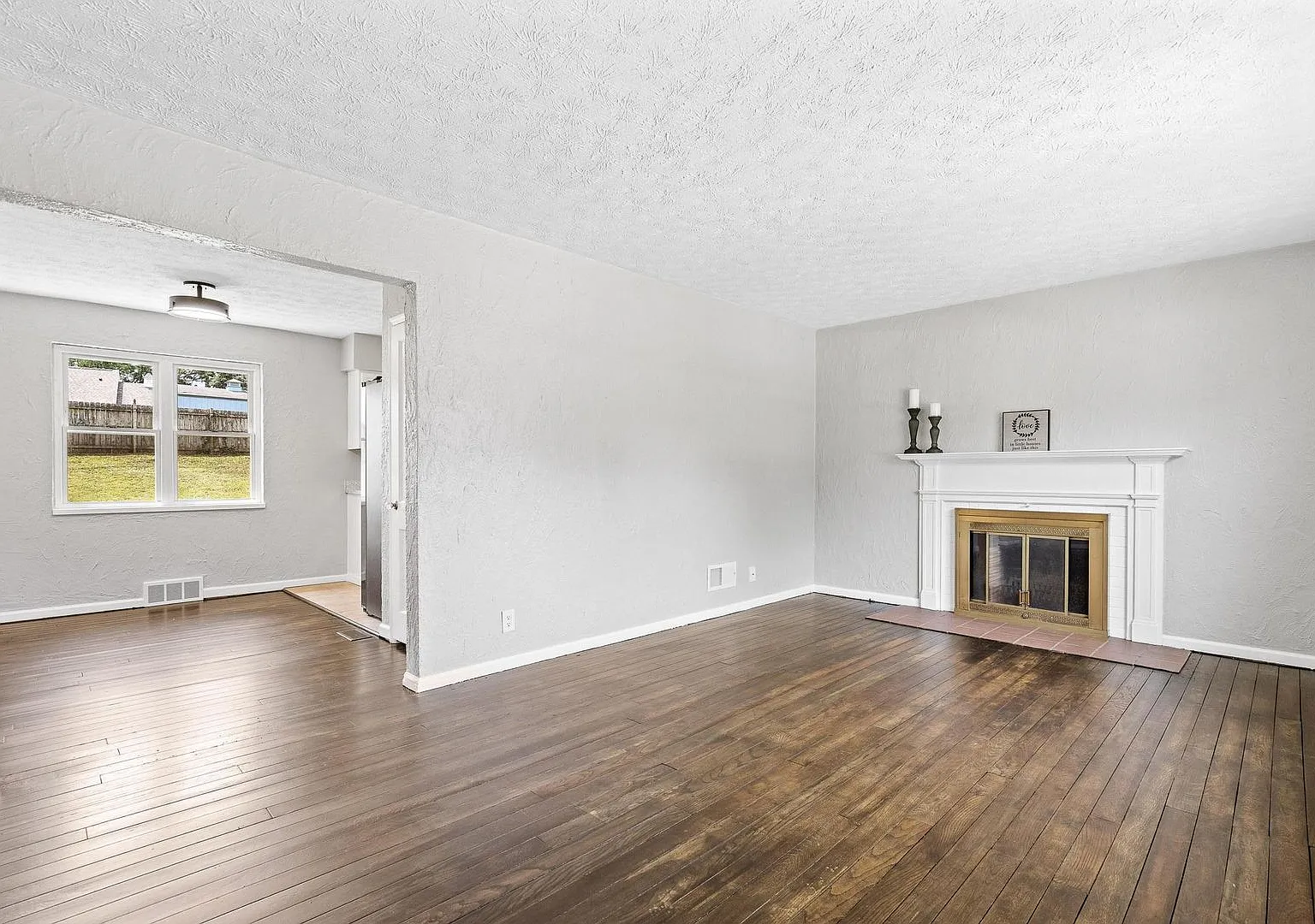Quaint 4 Bed Cap Cod in Kettering — Photo 3