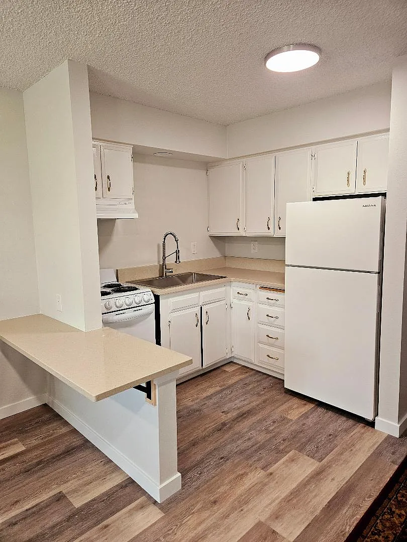 2600 Donovan Ave — Photo 3