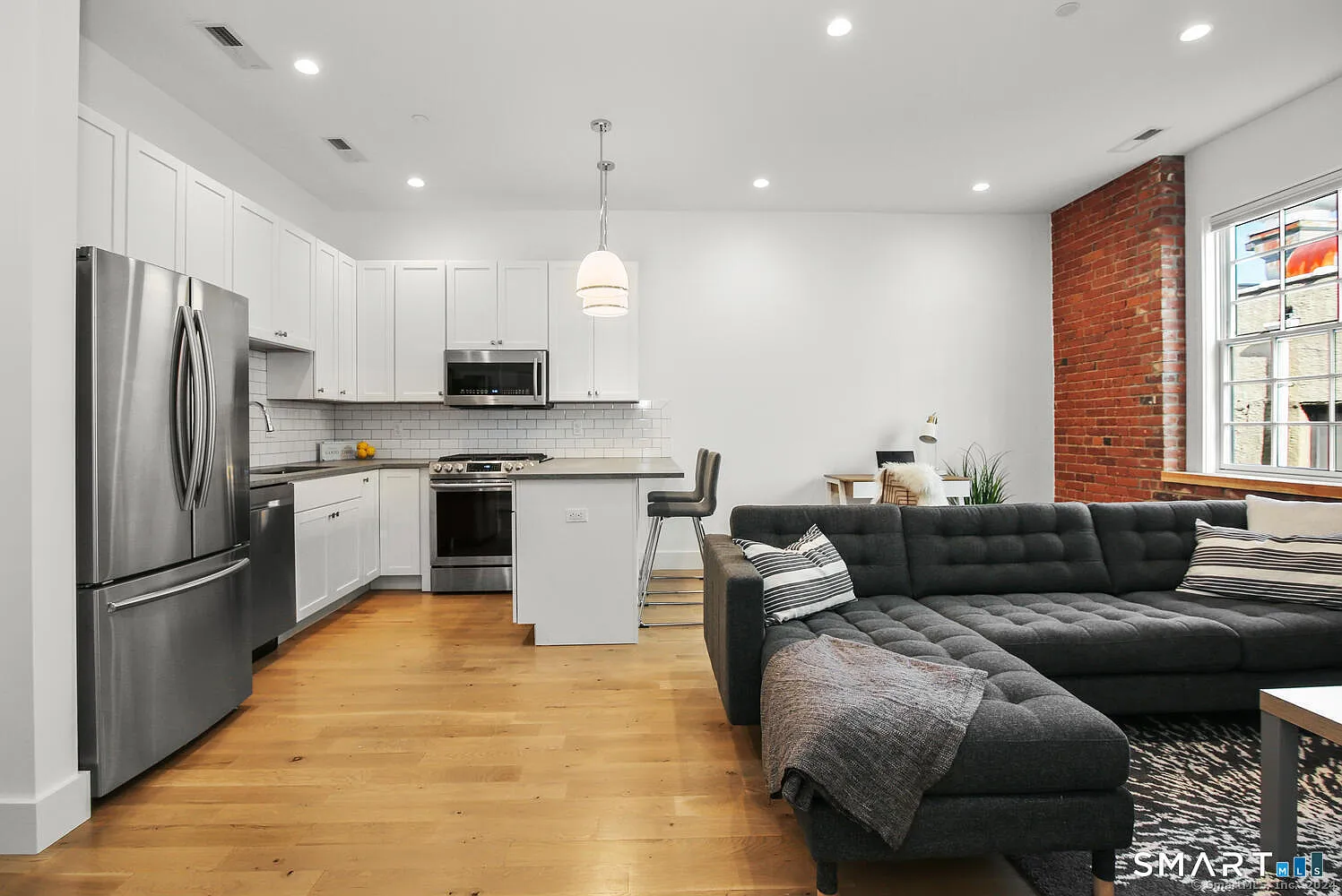 1 bed, 1.0 bath, 700 sqft, $2,450 — Photo 2