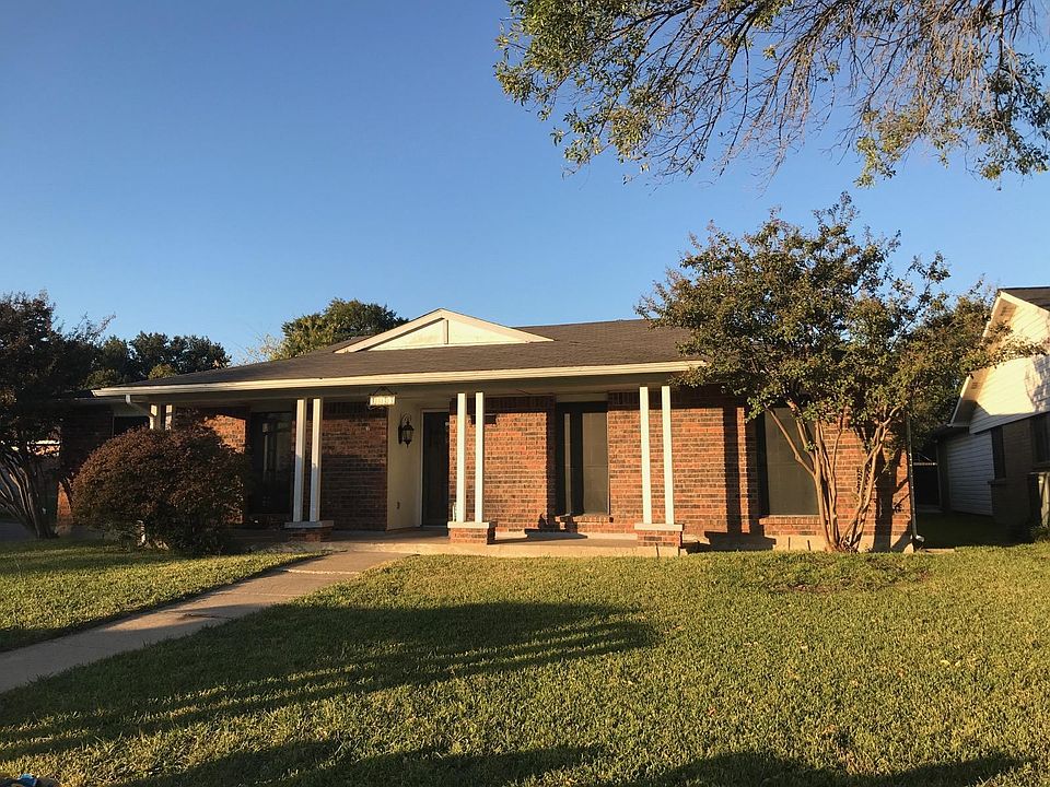 View of front of the house from the city park / Hike & Bike trail.