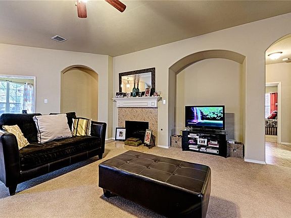 5th image of 805 Bastrop Dr