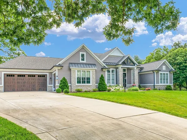 1311 Hickory Tree Ct, Mahomet, IL 61853