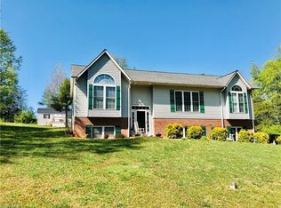326 Briar Creek Dr, North Wilkesboro, NC 28659