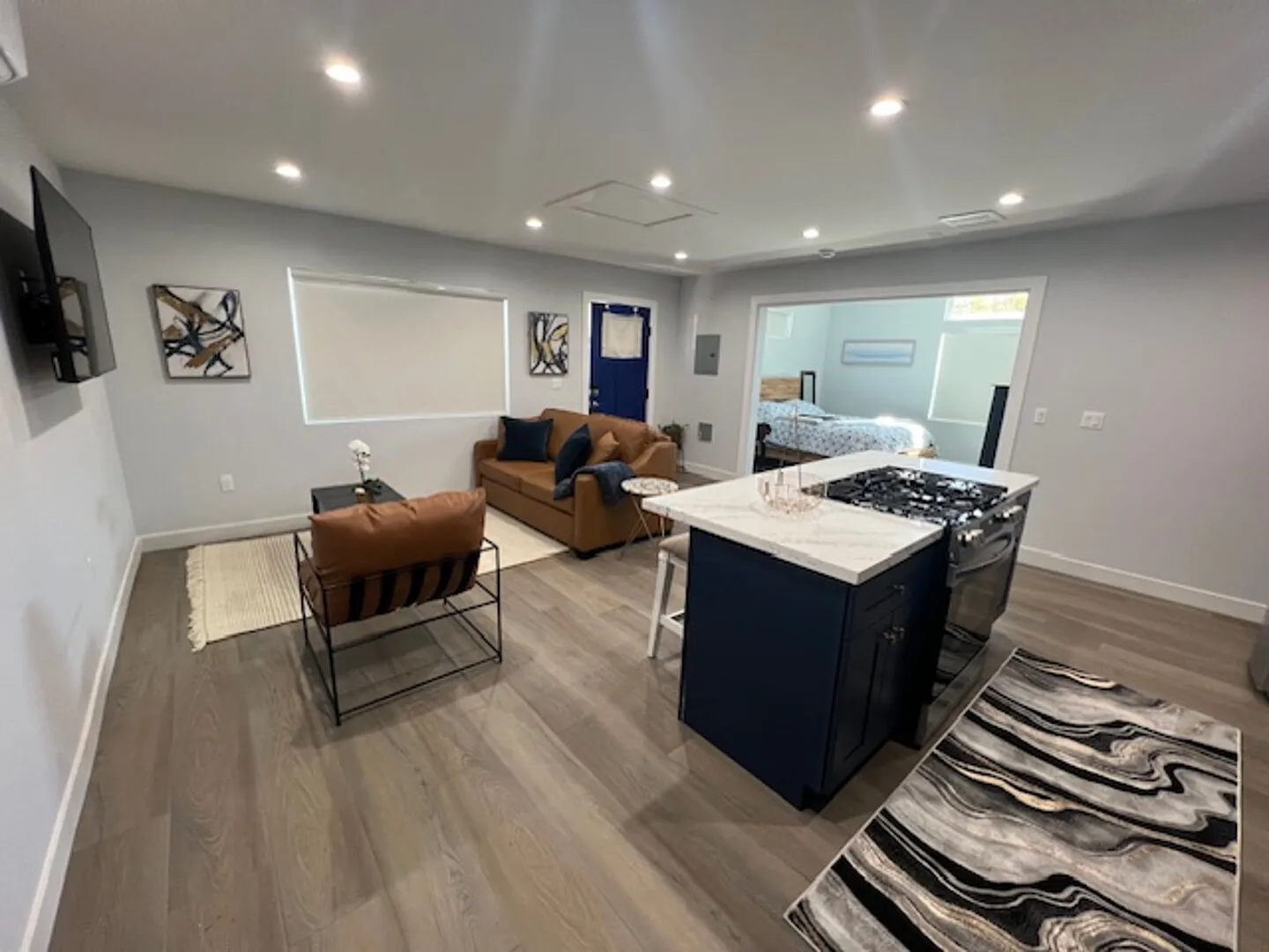 Fully furnished contemporary ADU — Photo 3